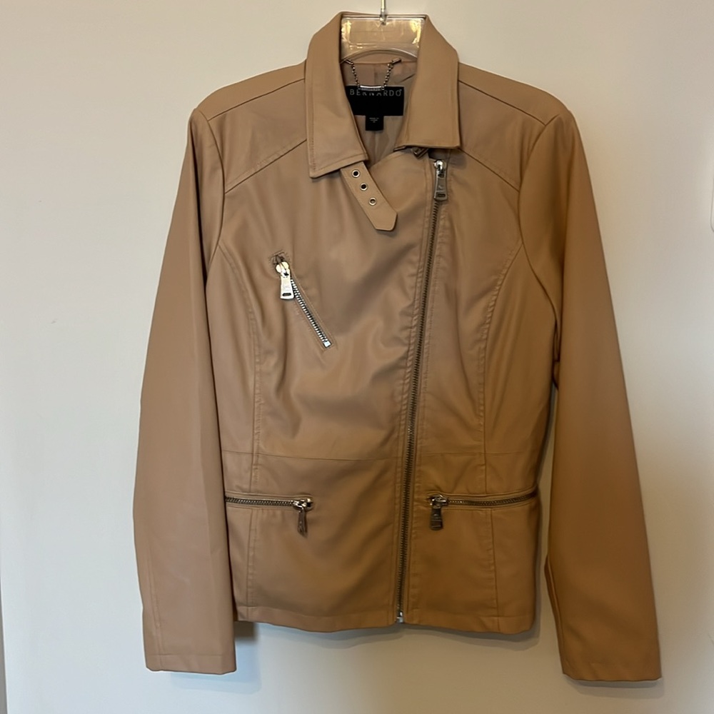 Bernardo Cream/Tan Faux Leather Moto Jacket Women’s Size M -Super Soft! Worn 1x!